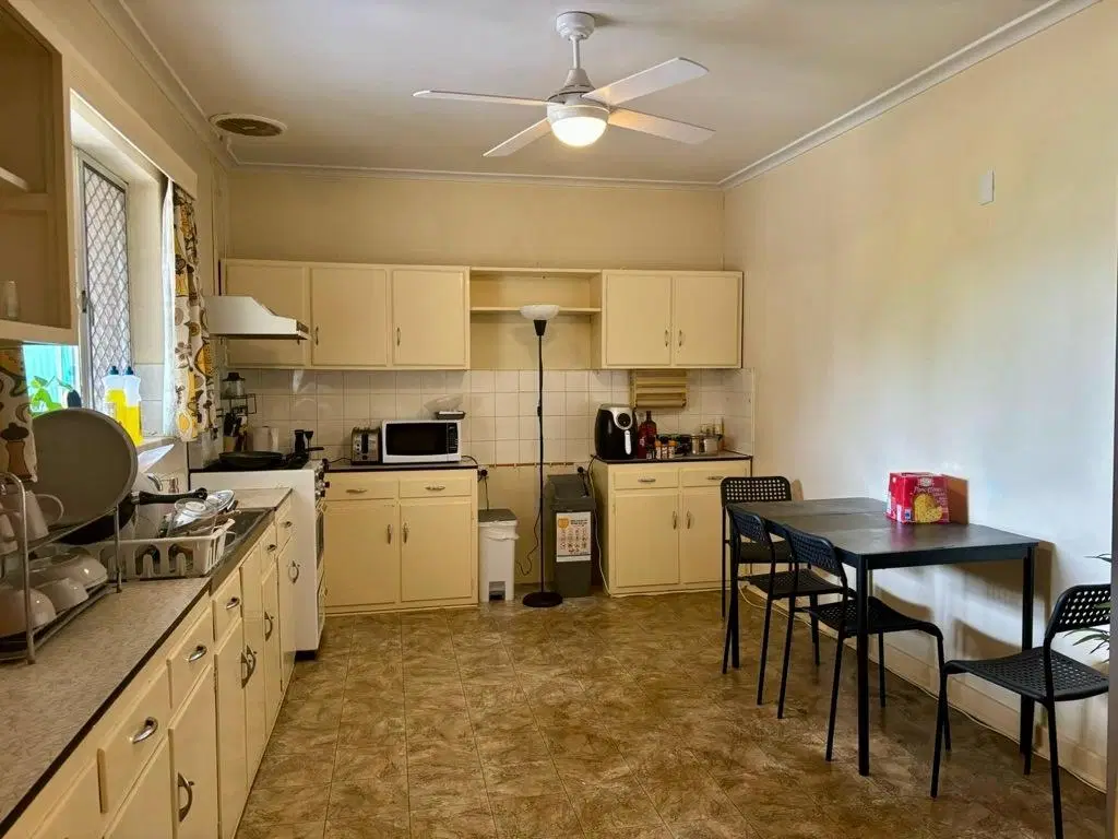 Room in a 4 Bedroom Apartment, 52 Cresdee Road, Campbelltown, City of Campbelltown, 5074 – Kitchen