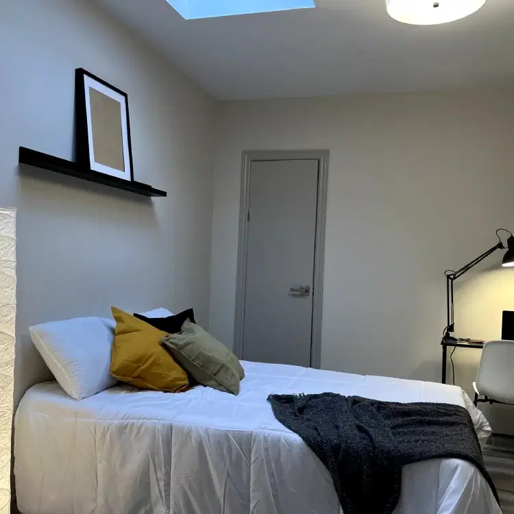 1942 Queens St E, Toronto – Oporto Standard Room( 1 Bed 1 Bath )