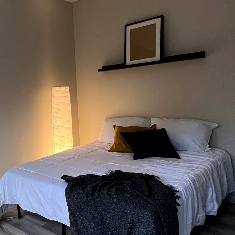1942 Queens St E, Toronto – Coimbra Room ( 1 Bed 1 Bath )