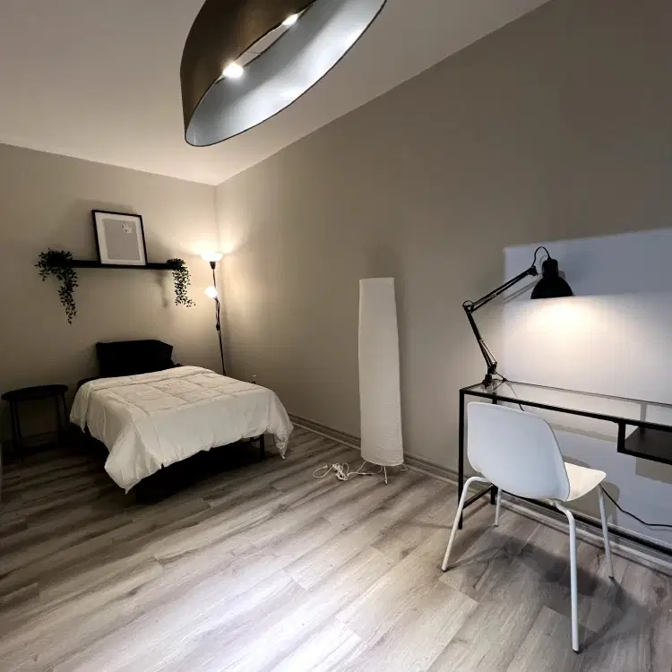 1942 Queens St E, Toronto – Nazare Flex Room( 1 Bed 1 Bath )