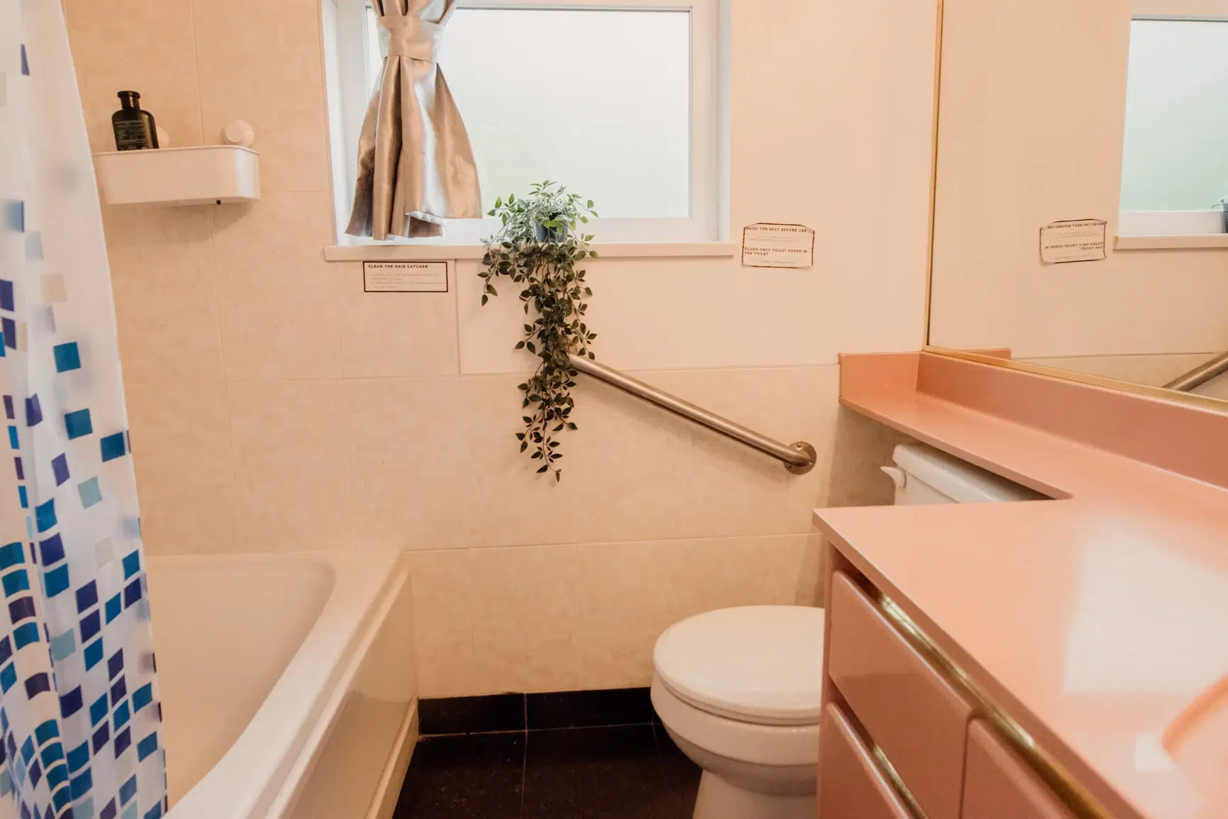 7487 Granville St, Vancouver – Bathroom