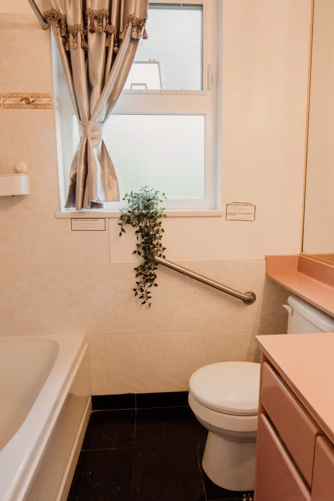 7487 Granville St, Vancouver – Bathroom