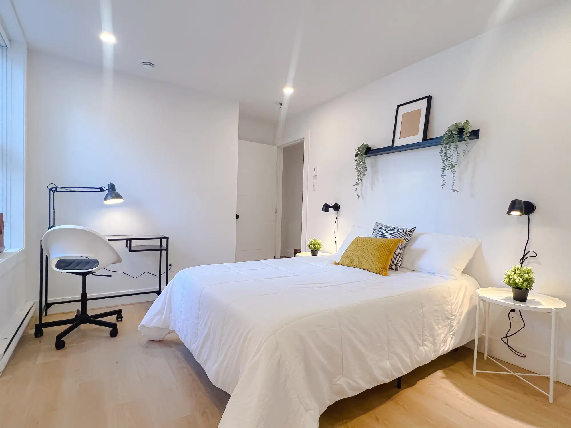 364 Rue Delinelle, Montreal – Turquoise Room (1 Bed 1 Bath)