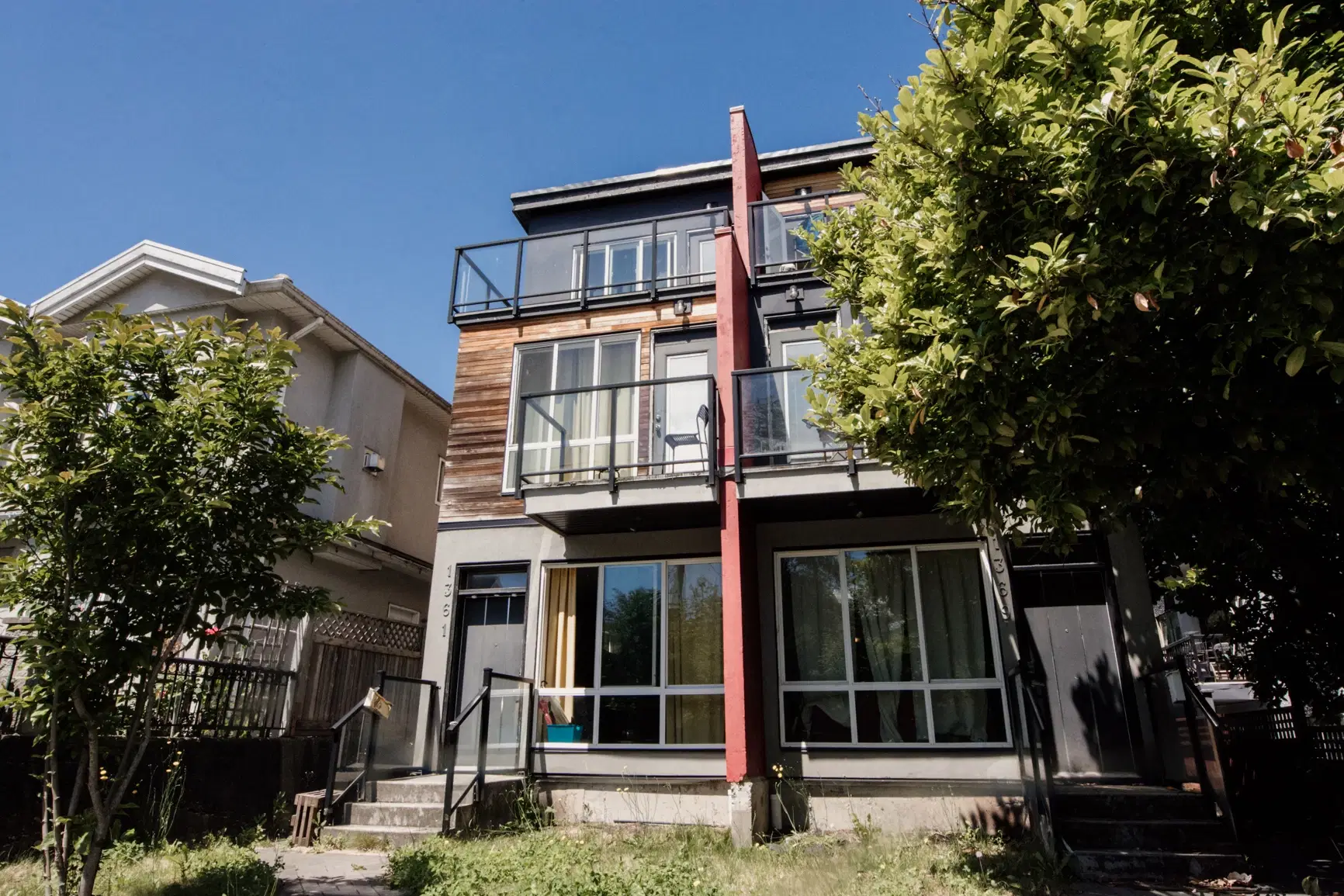 1369 East Broadway, Vancouver – Exterior