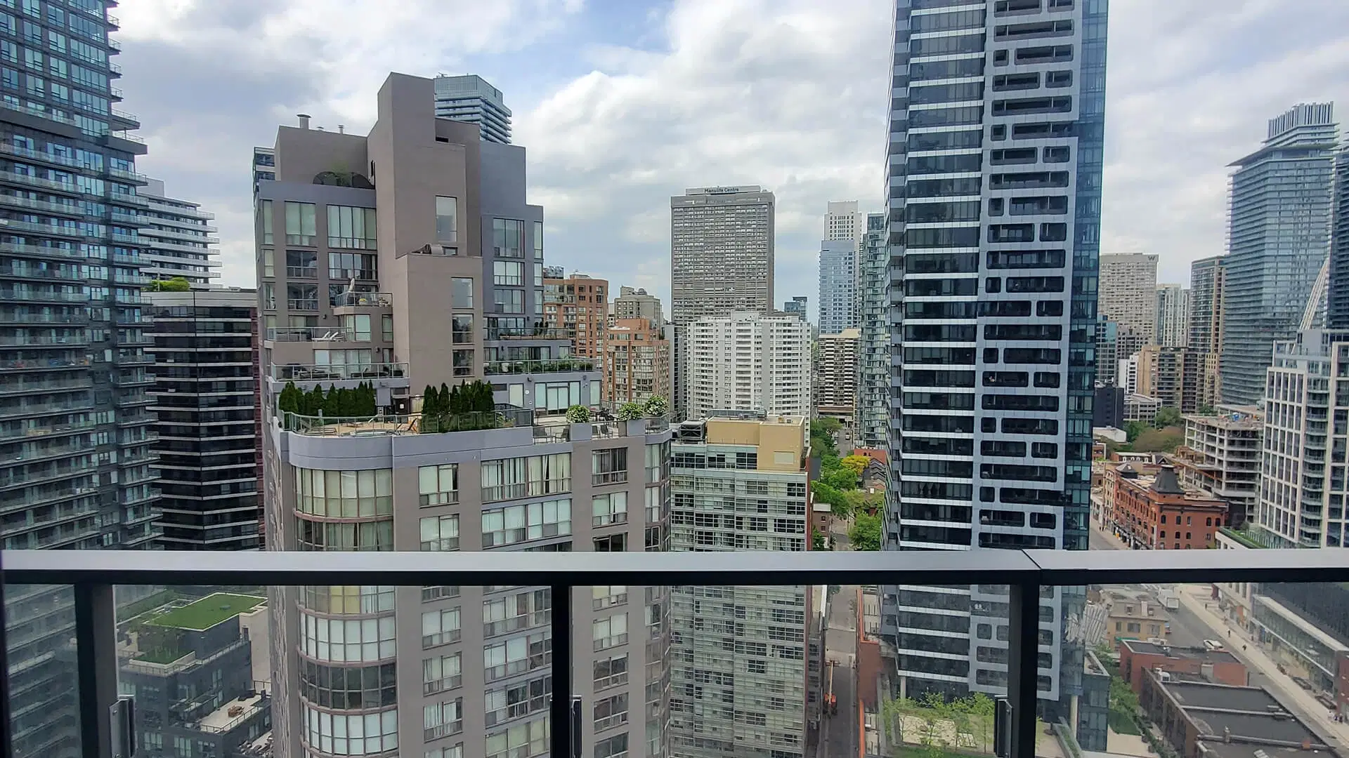 Liwinco Wellesley Street, Toronto – Wellesley-St-West-flax-premium-room-1920x1080-5