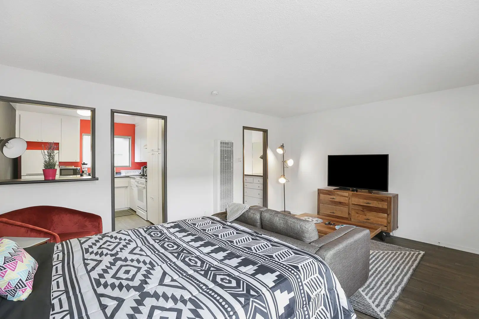 4241 Kling St, Burbank – Private Room (2 Bed - 2 Bath)