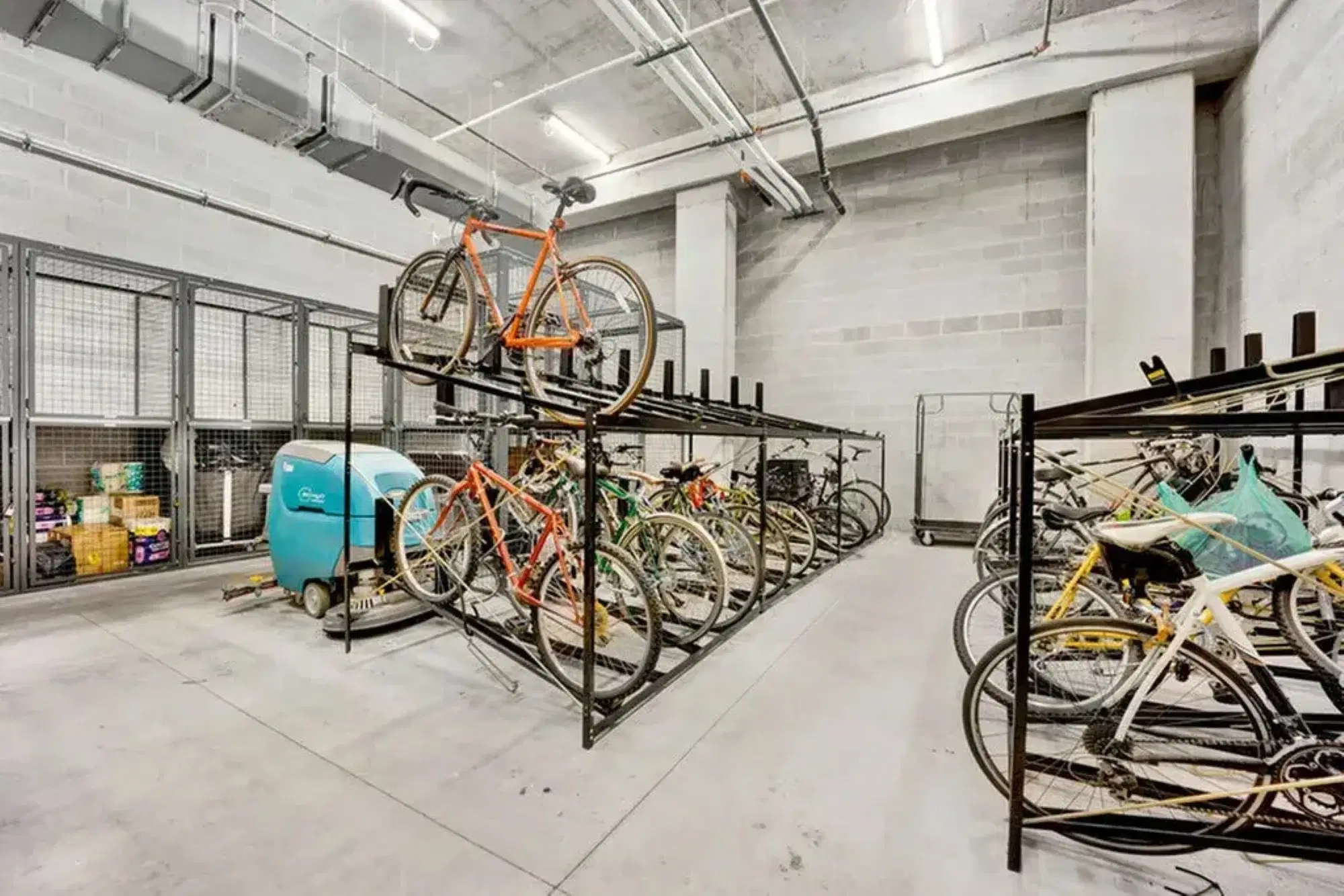 Post, Chicago – Amenities