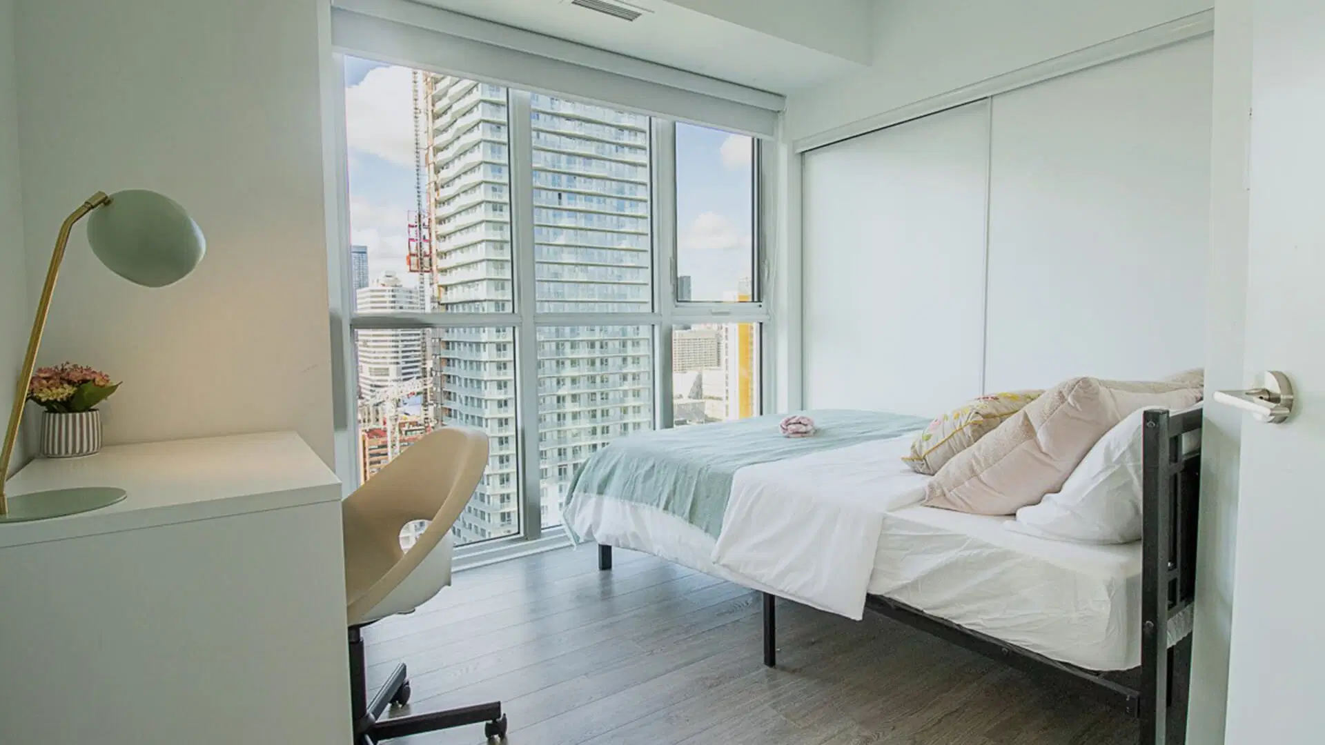 Liwinco Yonge Dundas Street, Toronto – Deluxe Room B Shared Bath (M5B2A9_1574)