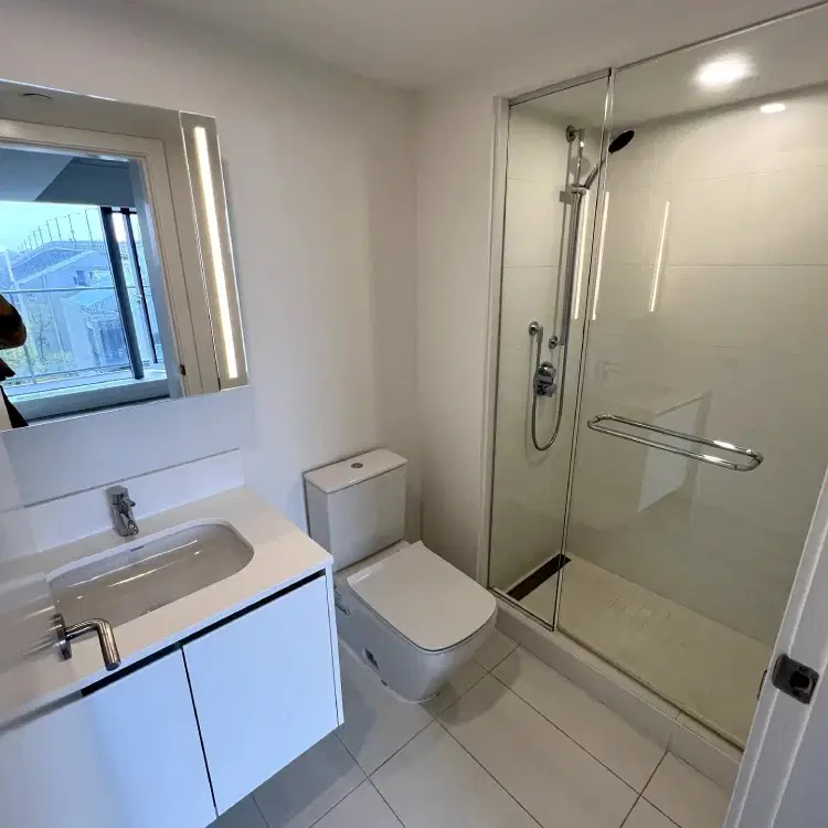 1480 Howe St, Vancouver – Matisse Room (3 Bed 2 Bath)