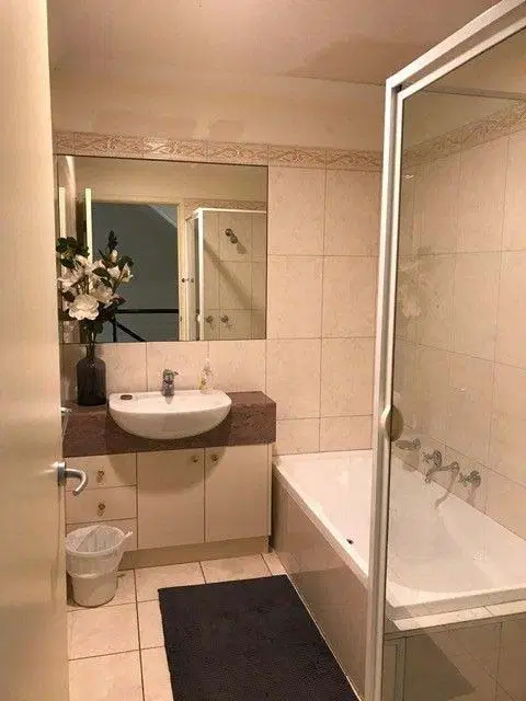 3 Nicholson Place, Melbourne – Bathroom