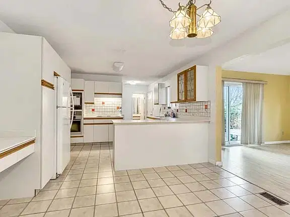 5565 Grant St, Vancouver – Kitchen