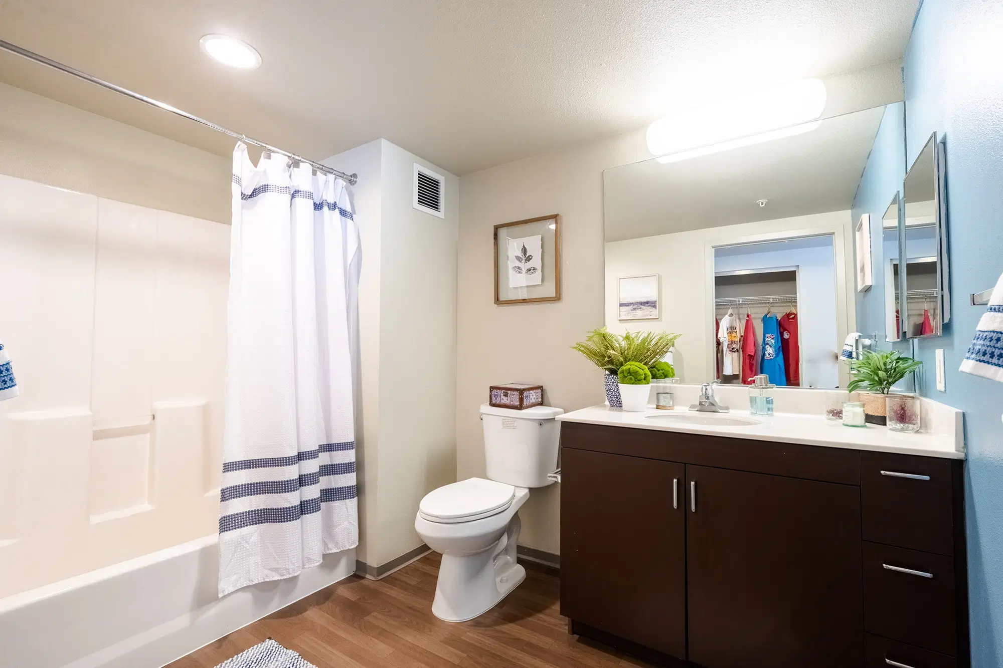 University Gateway, Los Angeles – Bathroom