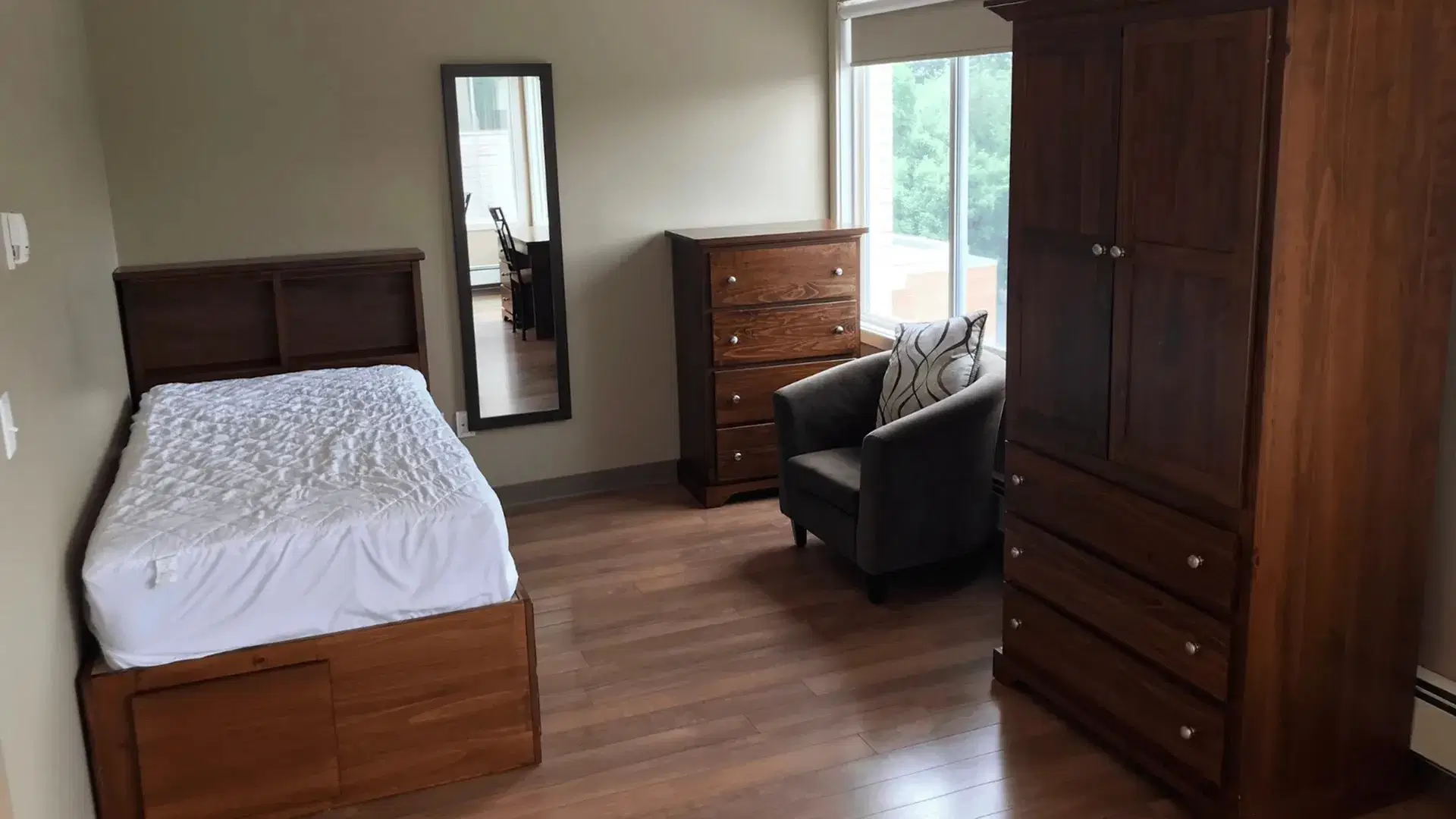 1Ten on Whyte, Edmonton – Bedroom