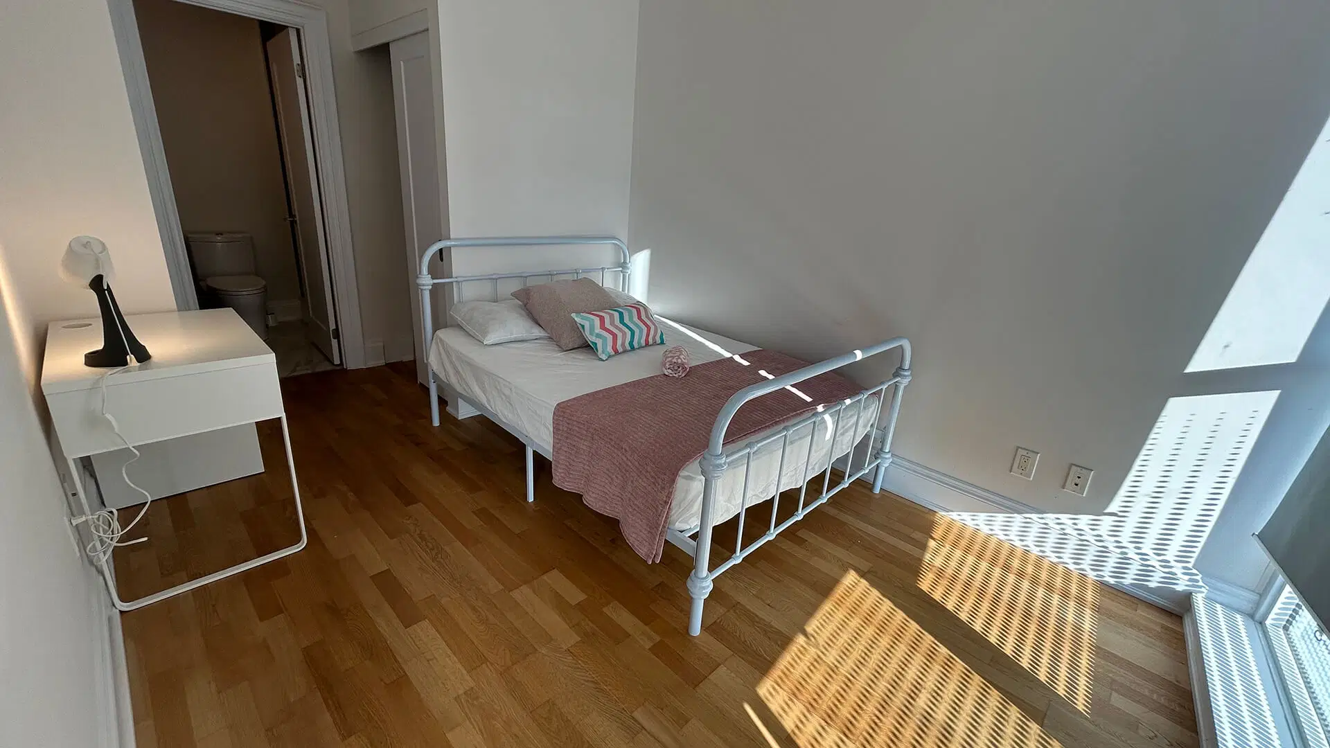 Liwinco Yorkville, Toronto – Master Room & Private Bathroom B | ON M5R 1B9 | 457