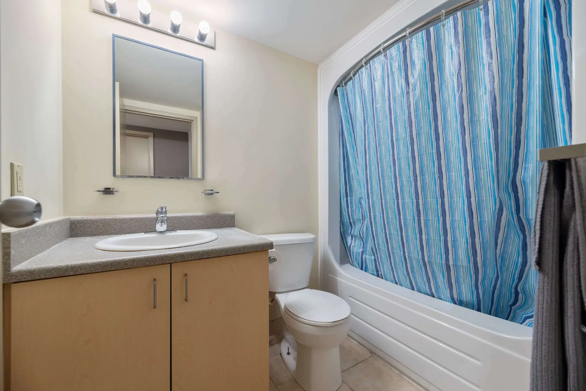 West Village Suites, Hamilton – Bathroom