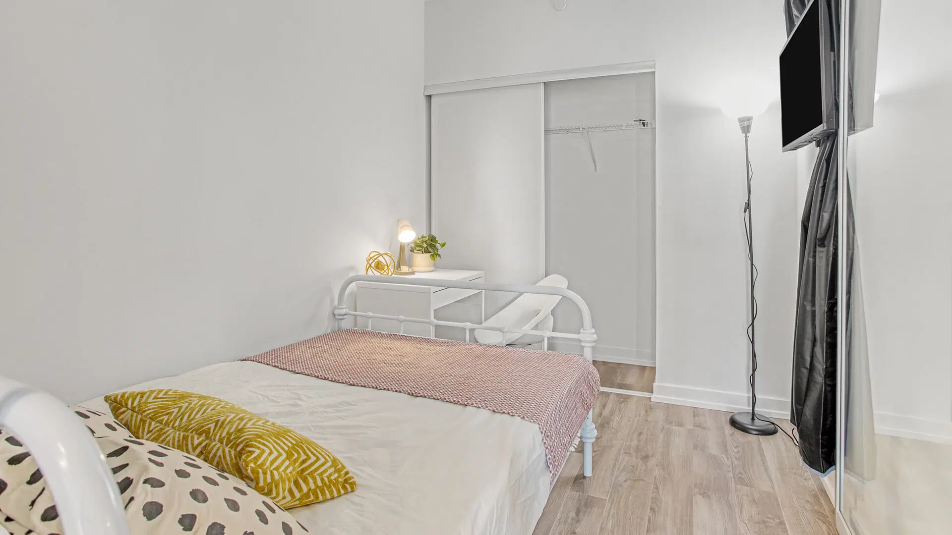 Liwinco Yonge Dundas Street, Toronto – Private Basic | 2609