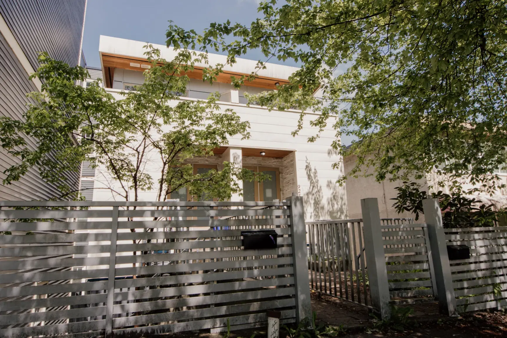 923 E Broadway, Vancouver – Exterior
