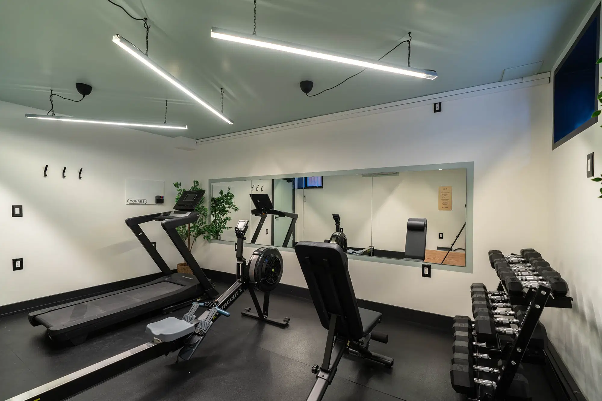 Crown 1162, New York – Amenities