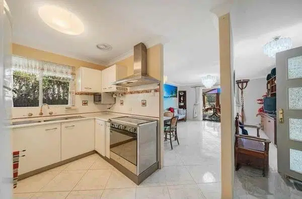 Room in a 5 Bedroom Apartment, 39 King William Street, Bayswater, City of Bayswater, 6053 – Kitchen
