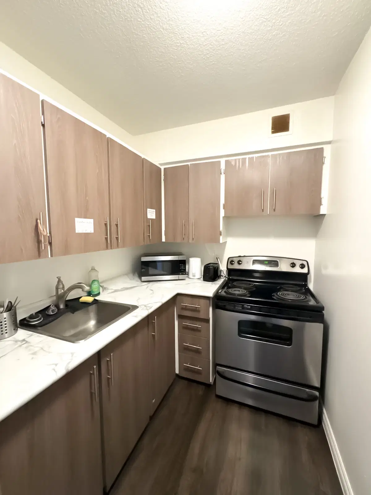 88 Bloor St E, Toronto – Kitchen