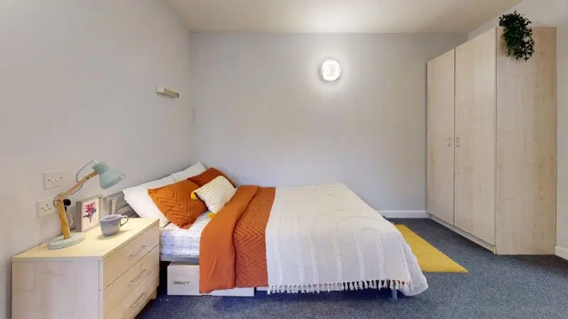 iQ Little Aspley House, Huddersfield – Bronze Studio