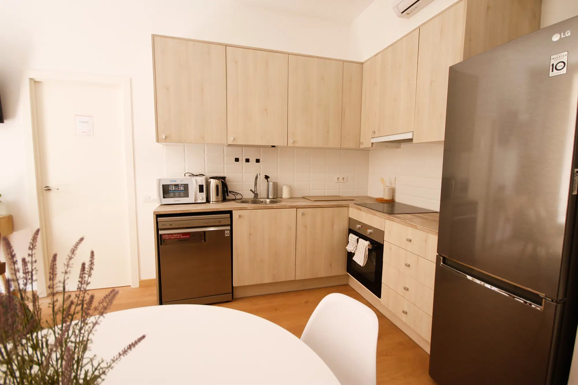 Carrer De Santa Madrona 27 1º Ciutat Vella, Barcelona – Kitchen
