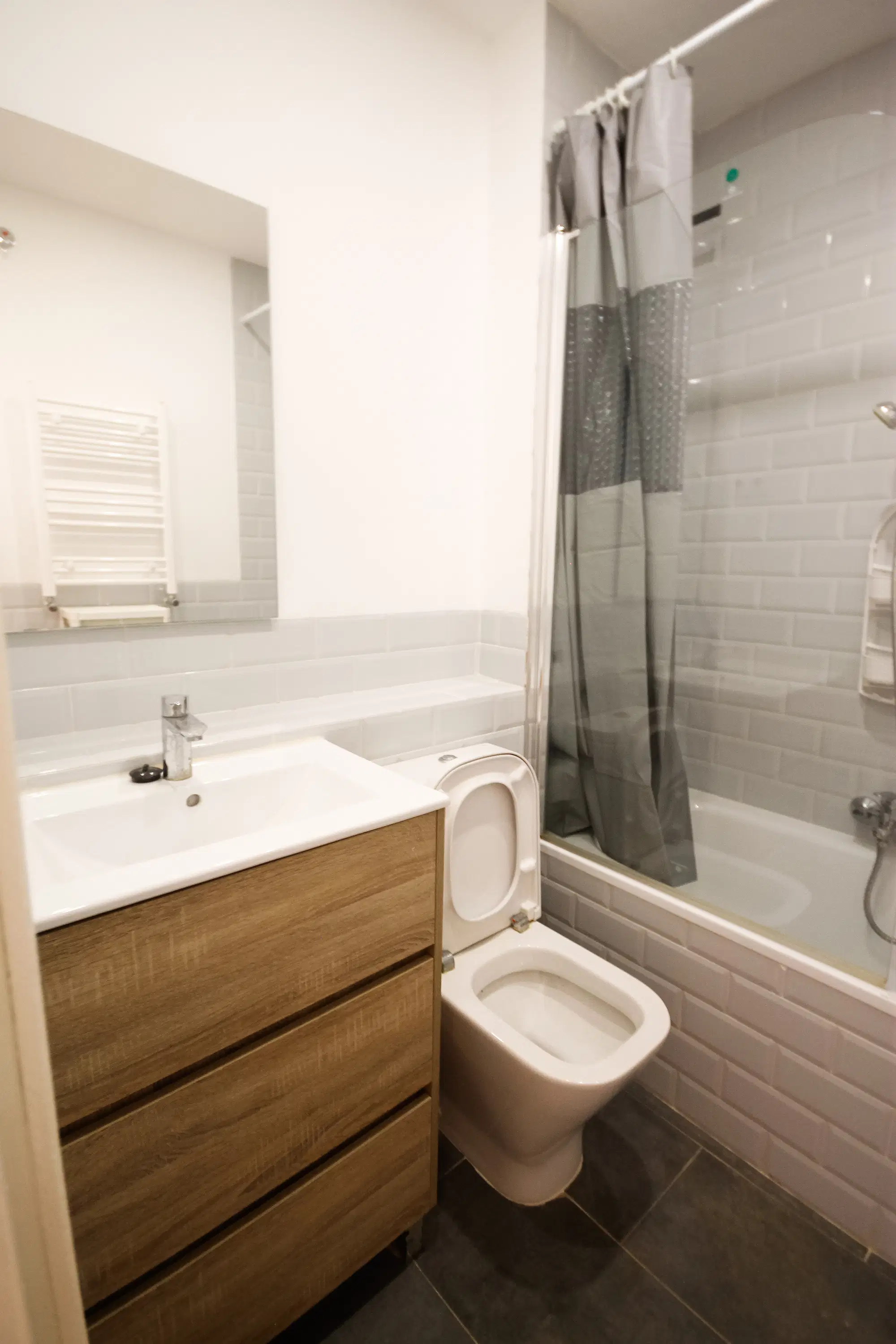 Carrer De Santa Madrona 27 1º Ciutat Vella, Barcelona – Bathroom
