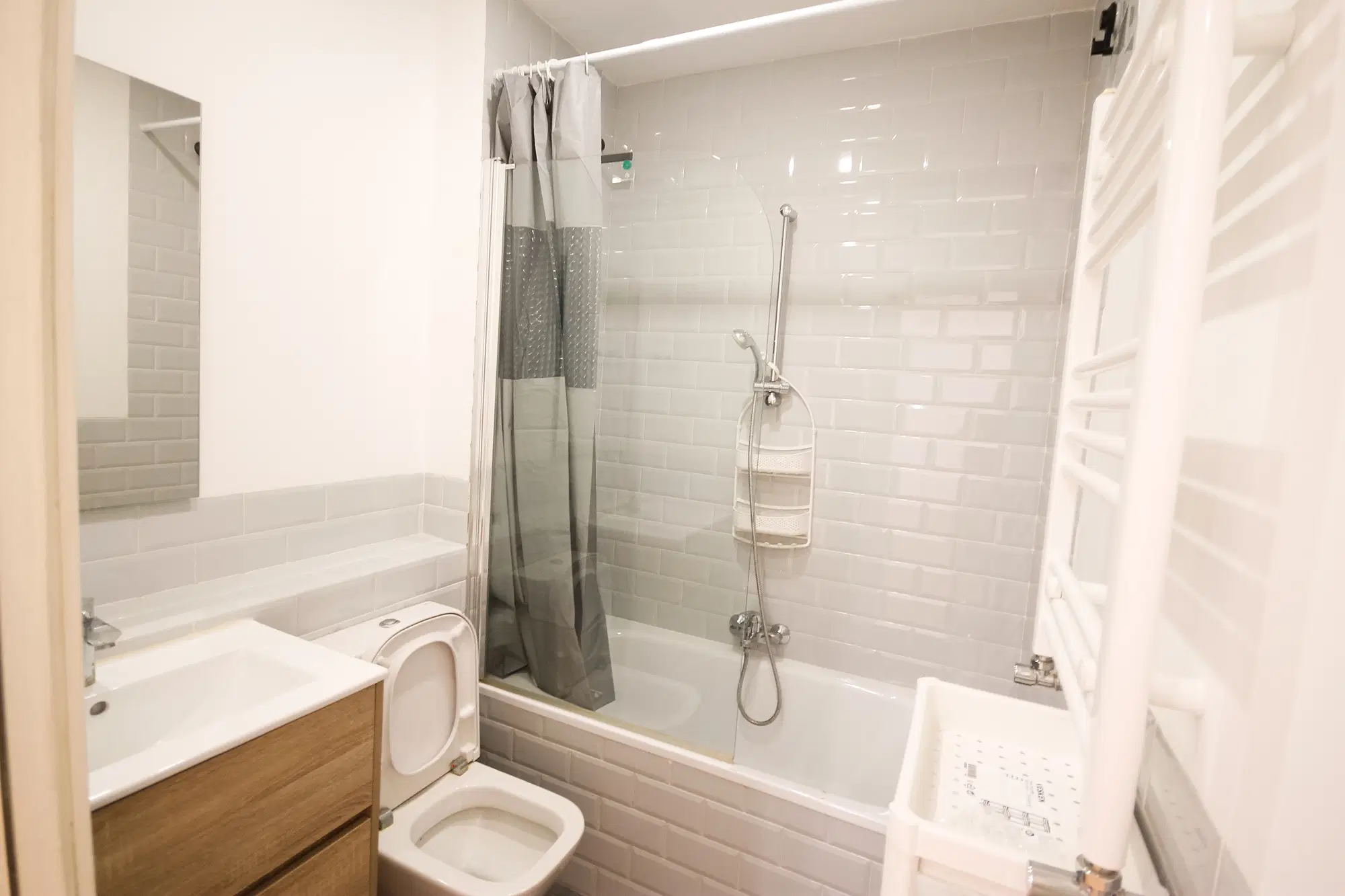 Carrer De Santa Madrona 27 1º Ciutat Vella, Barcelona – Bathroom