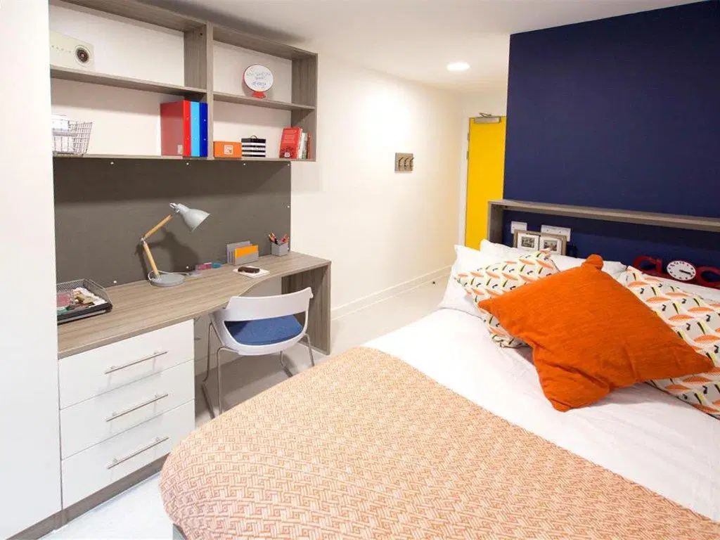 Foundry Courtyard, Glasgow – Bronze Sky View Ensuite
