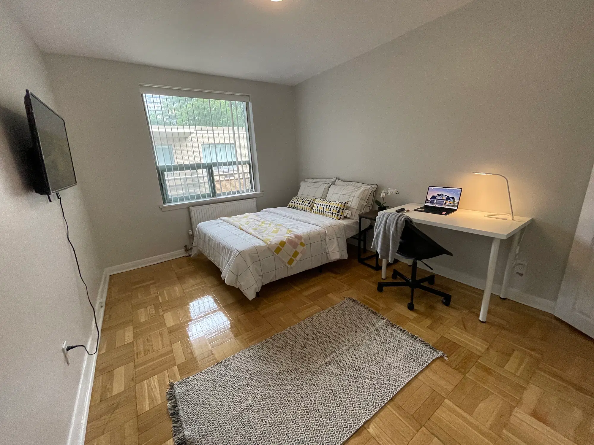 Heath Street, Toronto – Gold Room