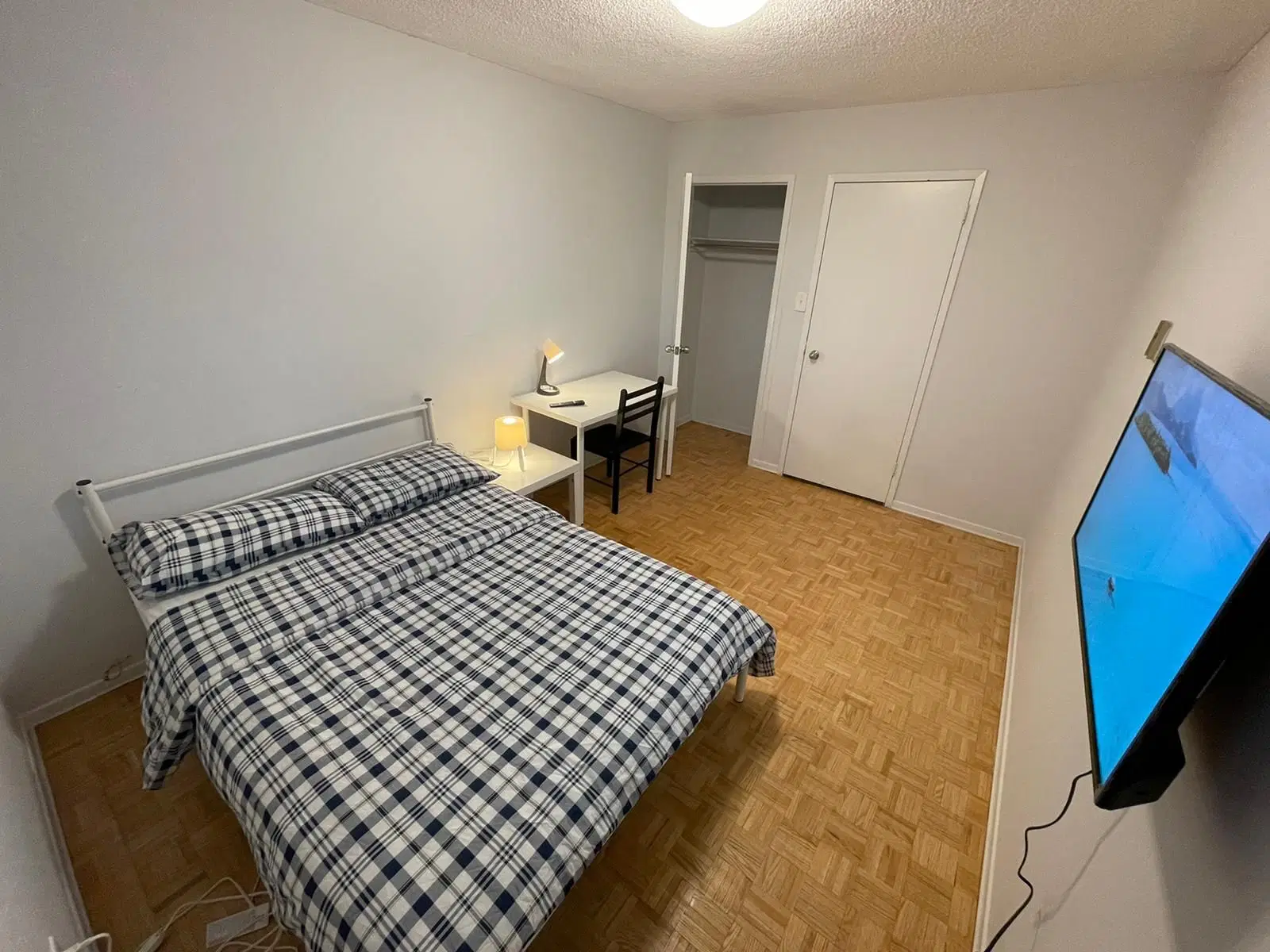 Pearson Housing 411 Duplex Ave, Toronto – Silver Room