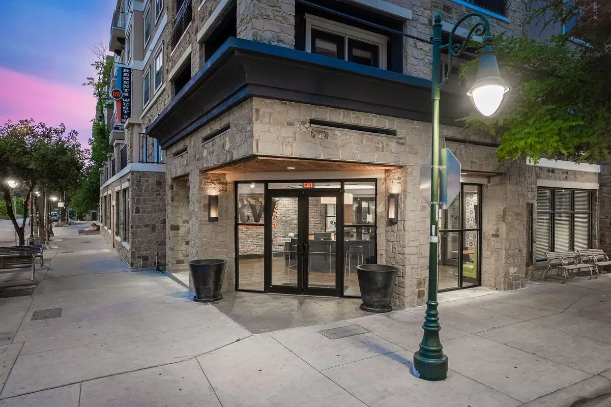 Regents West At 26th, Austin – Exterior
