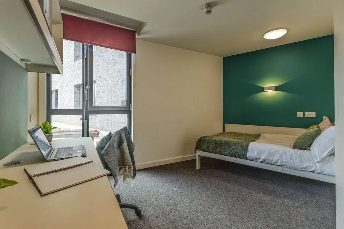 Powis Place, Aberdeen – Large Ensuite