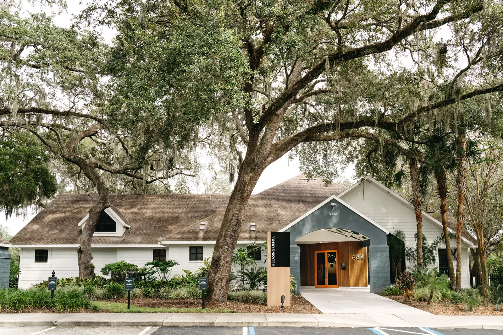 42N, Tampa – Exterior