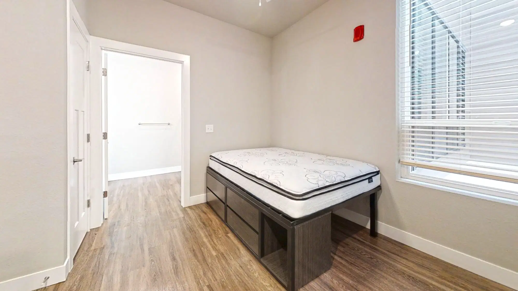 103 E Healey St, Champaign – Studio +