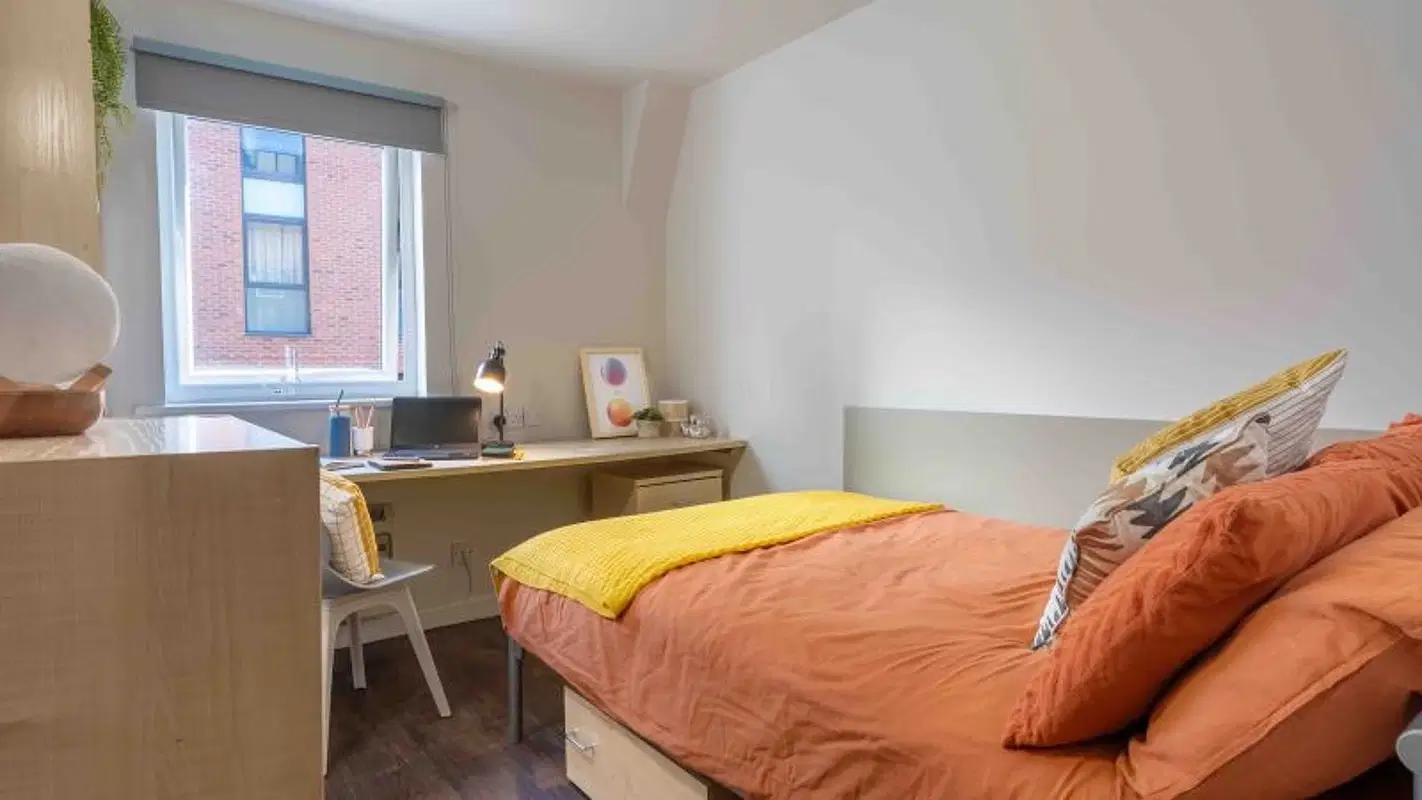 iQ Great Newton House, Liverpool – Silver En Suite