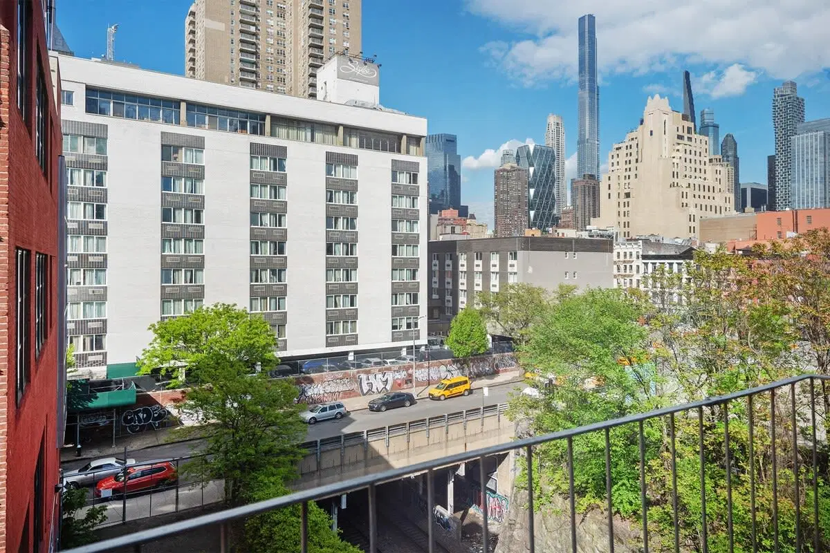 Urban 48, New York – Exterior