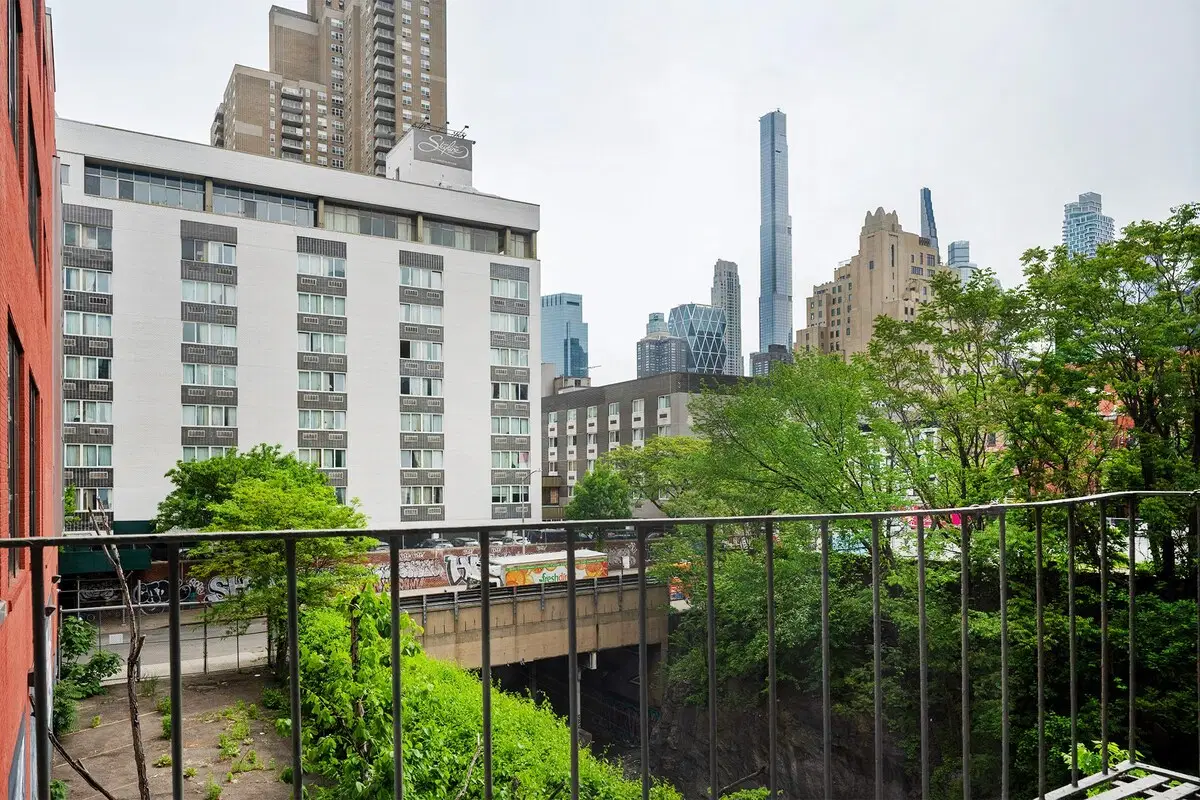 Urban 48, New York – Exterior