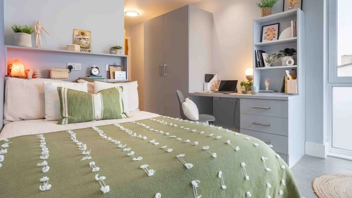 iQ Magenta House, London – Silver En Suite