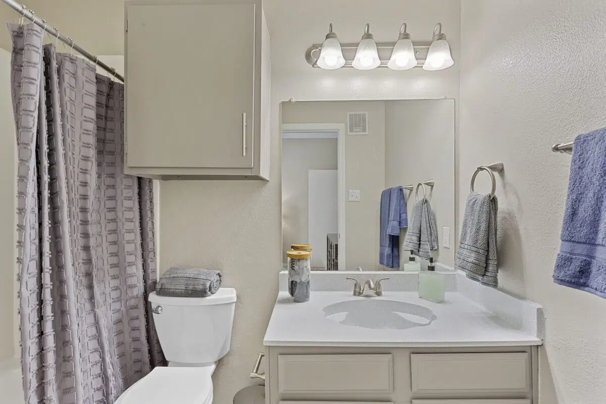 Huntington Meadows Apartment Homes, Arlington – Bathroom