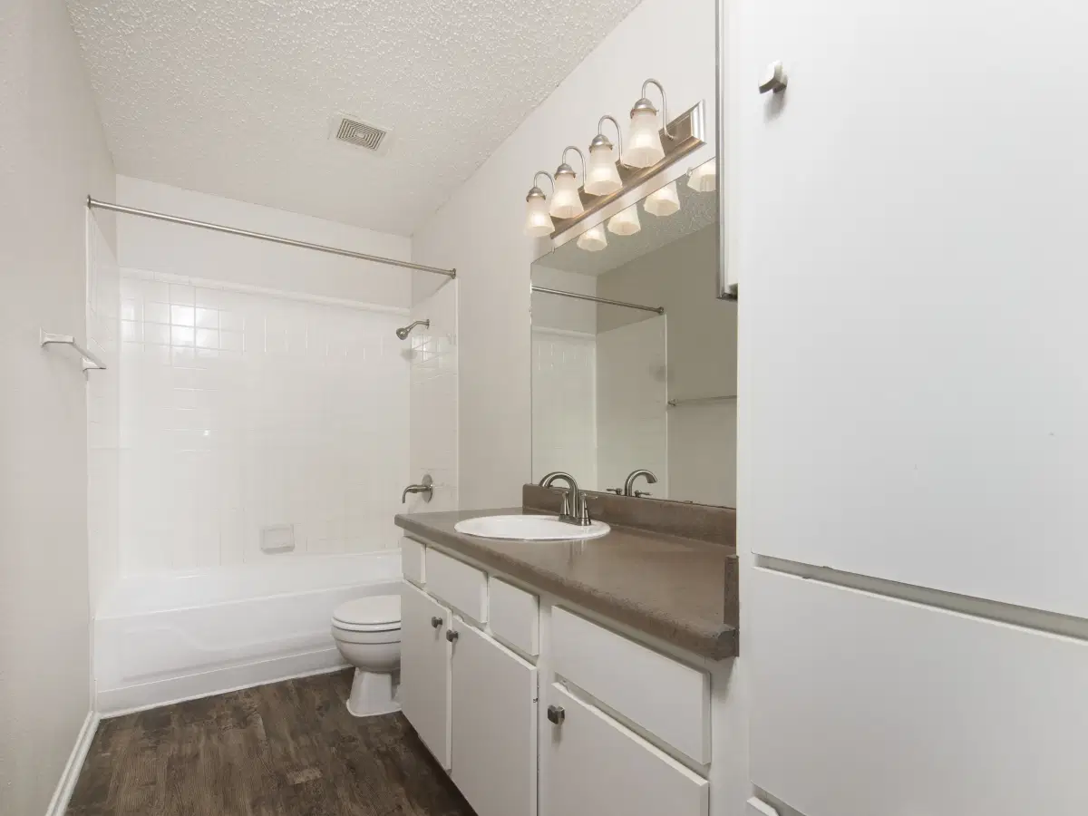 The Breakers On The Lake, Austin – Bathroom