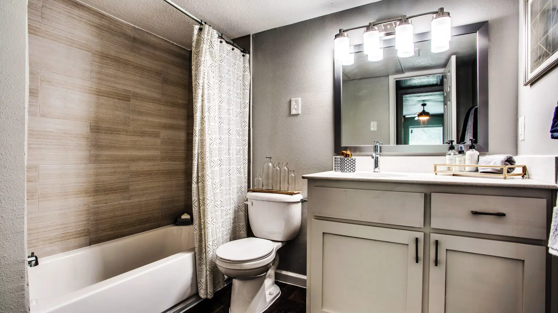 Weston Medical Center Apartments, Houston – Bathroom