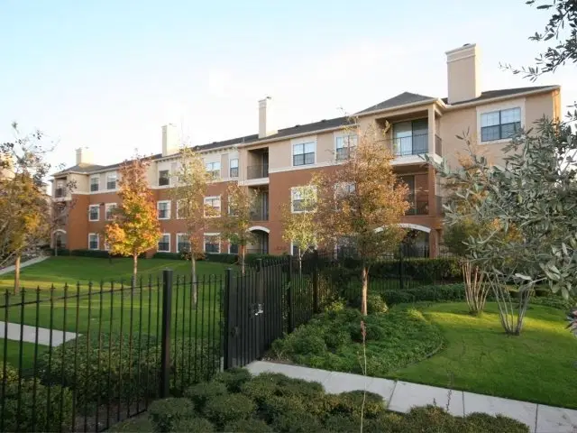 La Valencia, Dallas – Exterior
