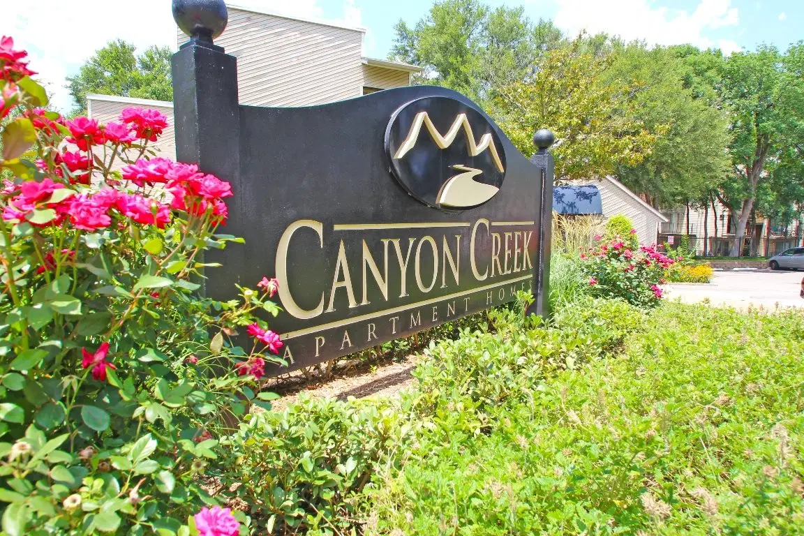 Canyon Creek, Dallas – Exterior
