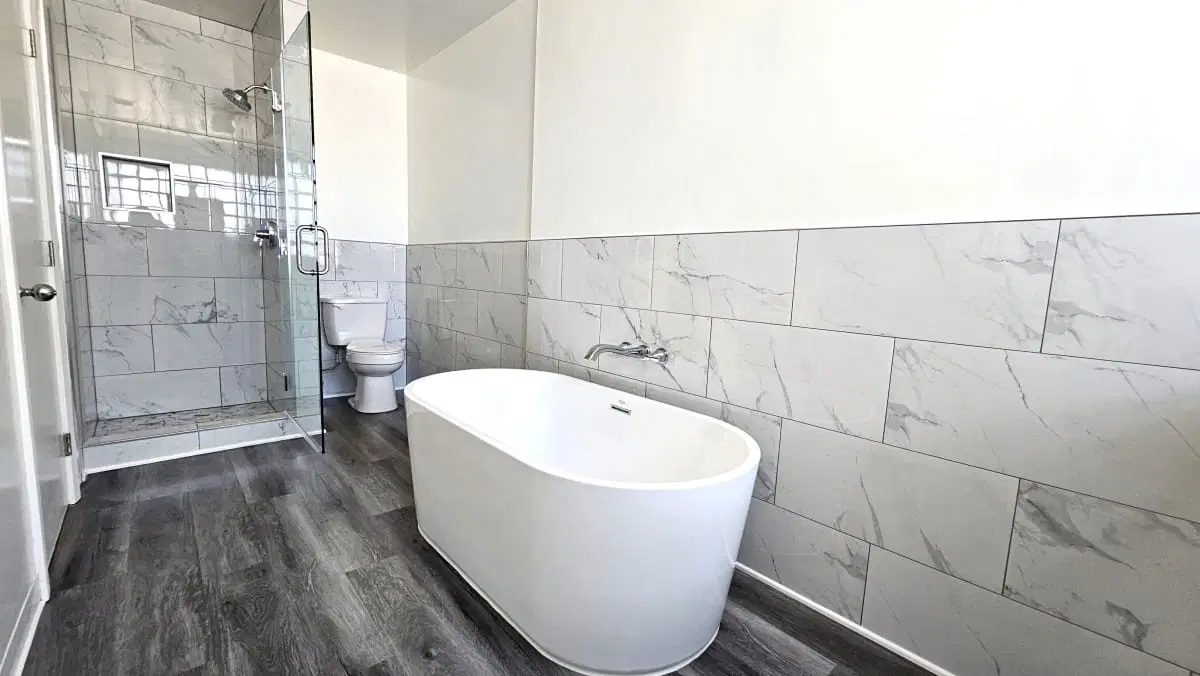 Lindbrook Manor Apartments, Los Angeles – Bathroom