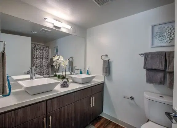 433 Midvale - Student Housing At UCLA, Los Angeles – Bathroom