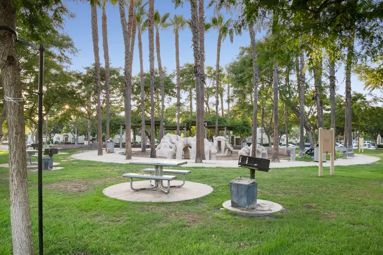 Park La Brea, Los Angeles – Exterior