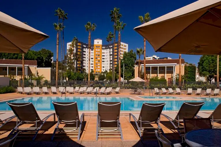 Park La Brea, Los Angeles – Exterior