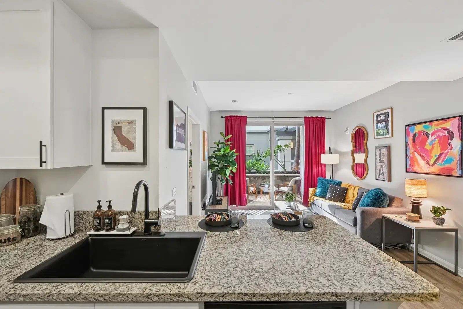 West 27th Place, Los Angeles – Amenities