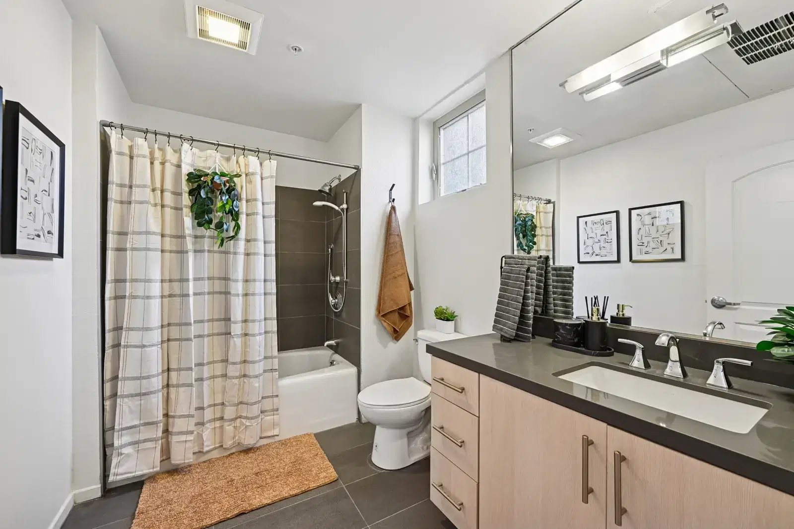 Icon Plaza, Los Angeles – Bathroom
